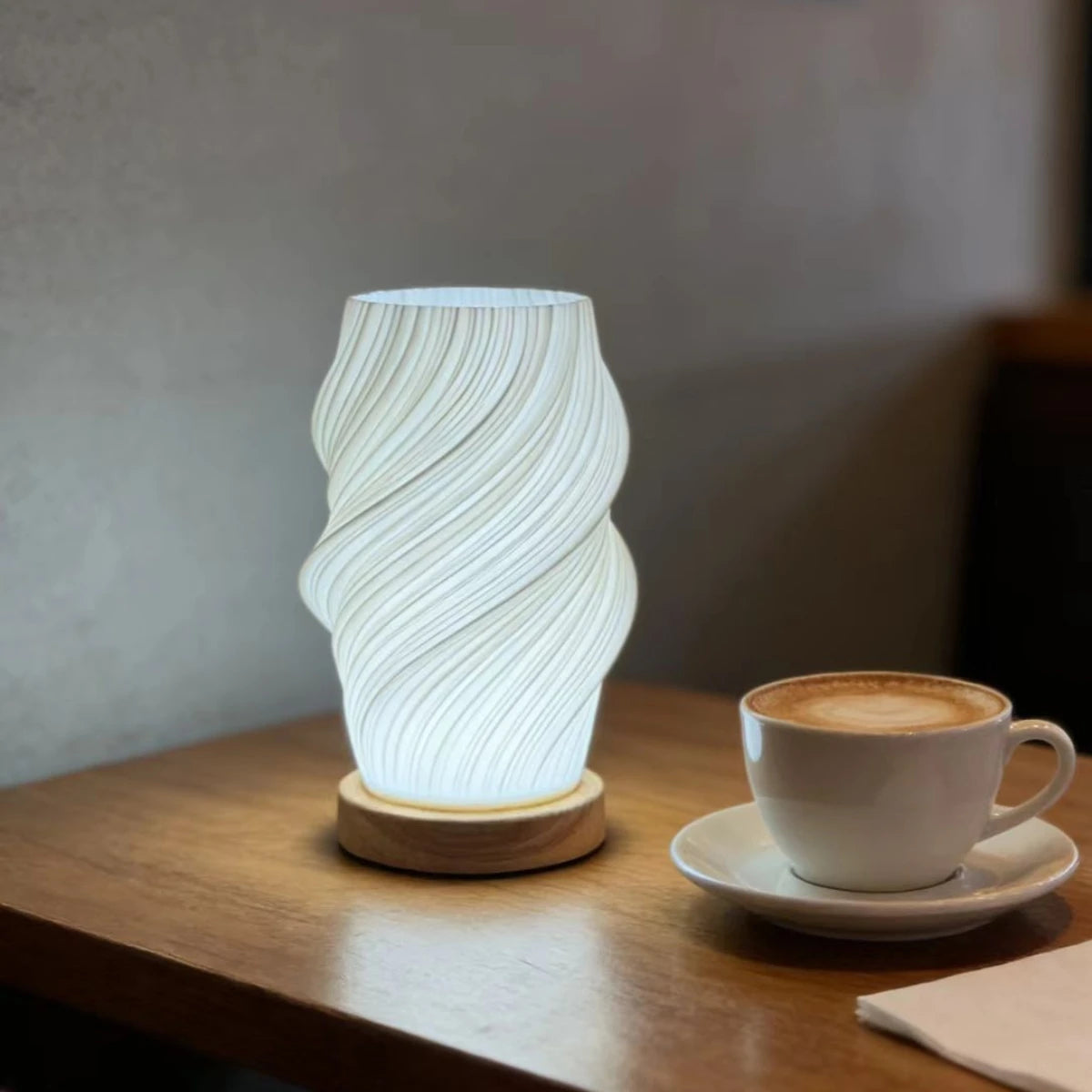 Lampe de bureau LED abat-jour torsadé imprimé en 3D, socle en bois