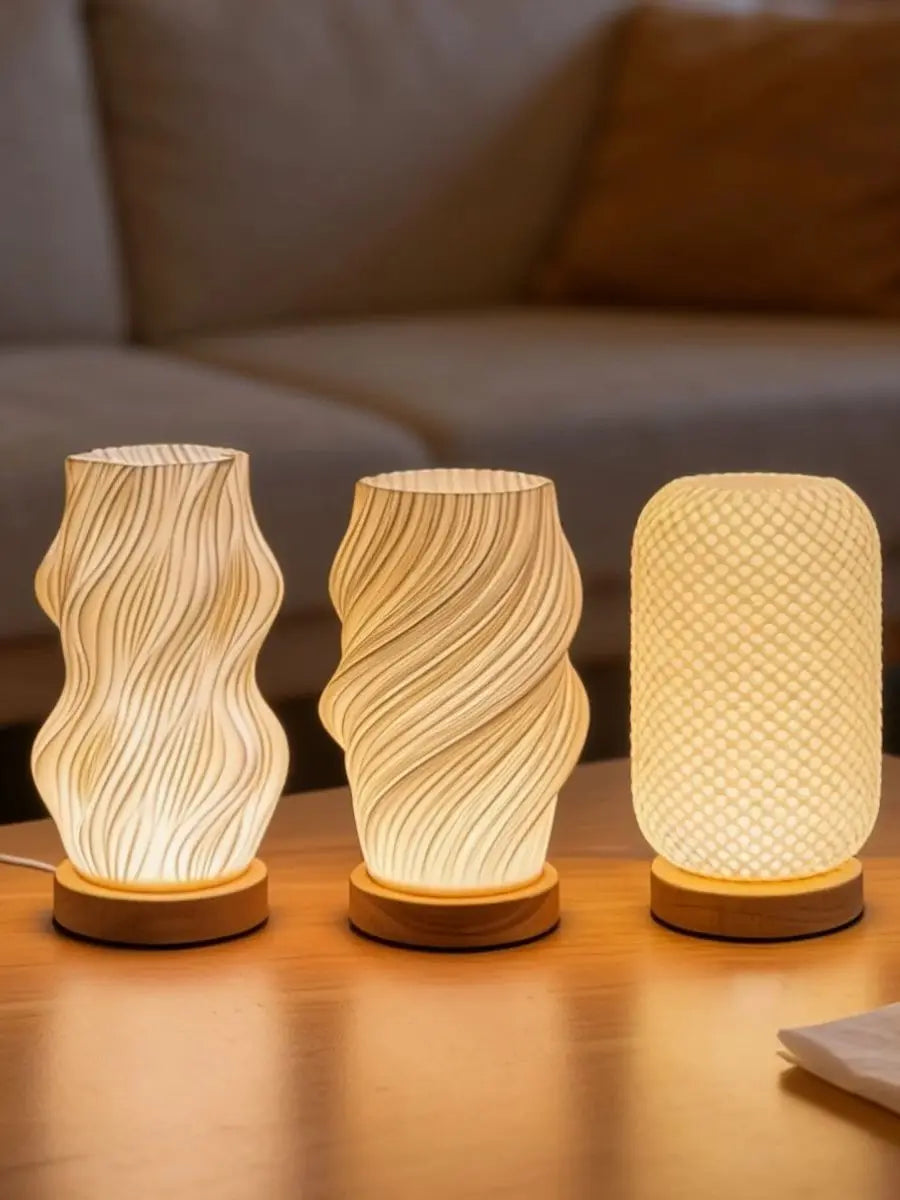 Lampe de bureau LED abat-jour torsadé imprimé en 3D, socle en bois
