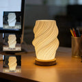 Lampe de bureau LED abat-jour torsadé imprimé en 3D, socle en bois