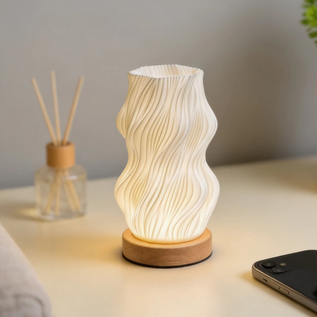 Lampe de bureau LED abat-jour torsadé imprimé en 3D, socle en bois