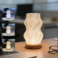 Lampe de bureau LED abat-jour vagues imprimé en 3D, socle en bois